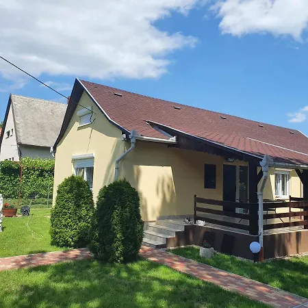 Napfeny Vendeghaz פוניארצוושהג'