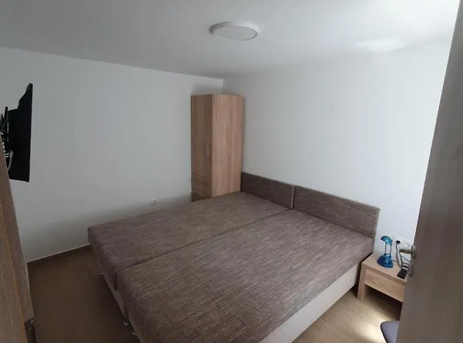 Napfeny Vendeghaz פוניארצוושהג'